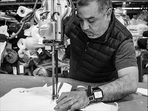 https://st-thenorthface.mncdn.com/Content/img/BYP_4MeetTheMakers_2_BW_D_.webp